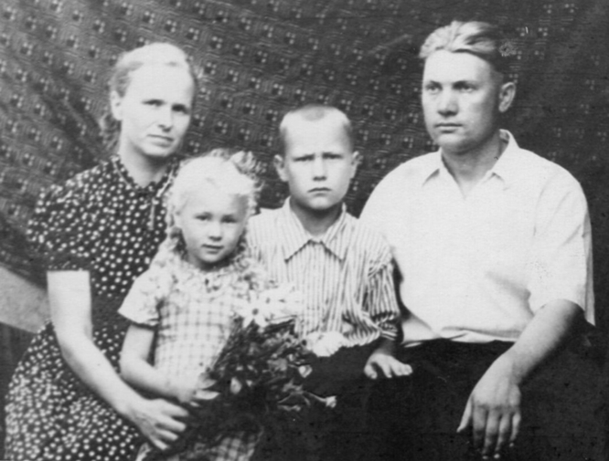 Шульга Иван и Евдокия с детьми Ниной и Николаем